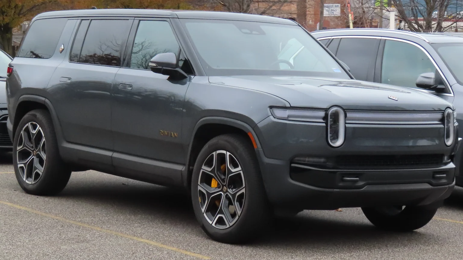 2025 Rivian R1S Ascend Tri Max, front right, 11-21-2025.jpg