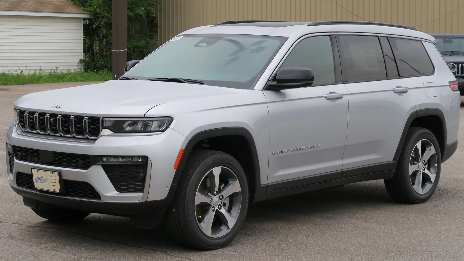 2026 Jeep Grand Cherokee L Limited in Silver Zynith, front left, 2026-06-14.jpg