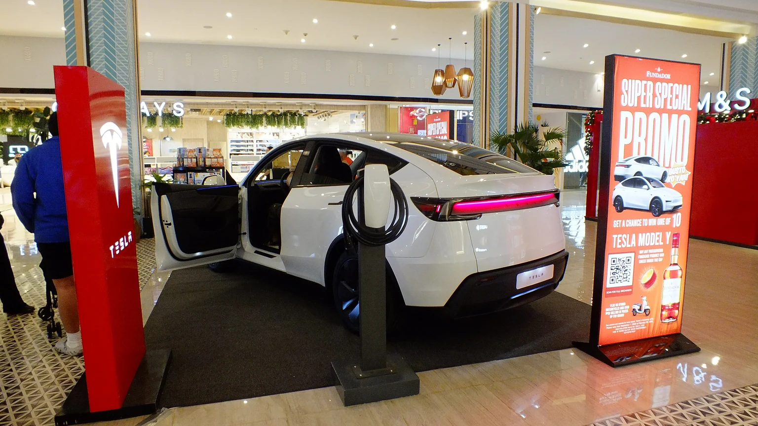 A Tesla Model Y at the Eastwood Mall (2026-01-16).jpg