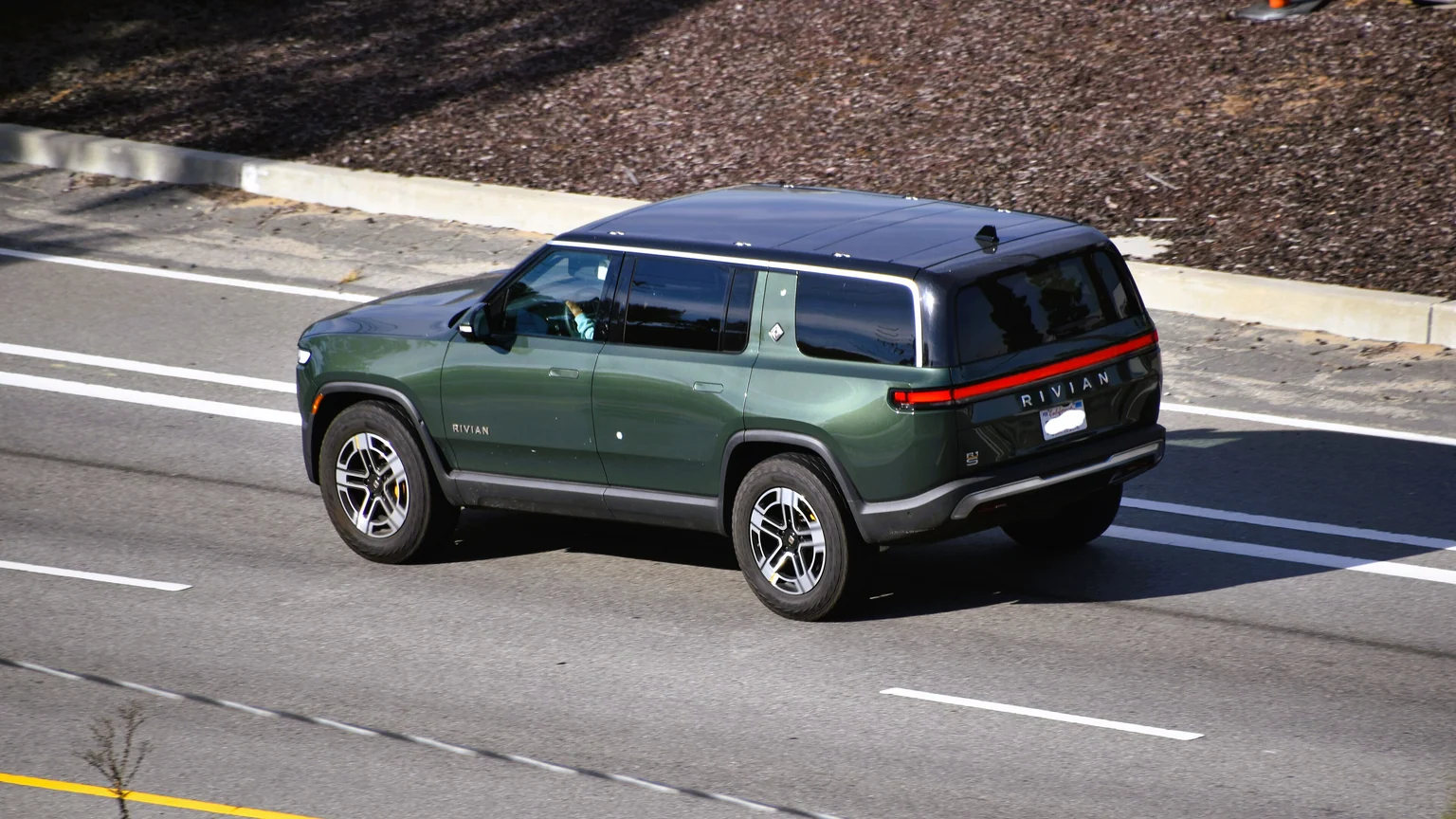 Rivian R1S (2023) (53487730448).jpg