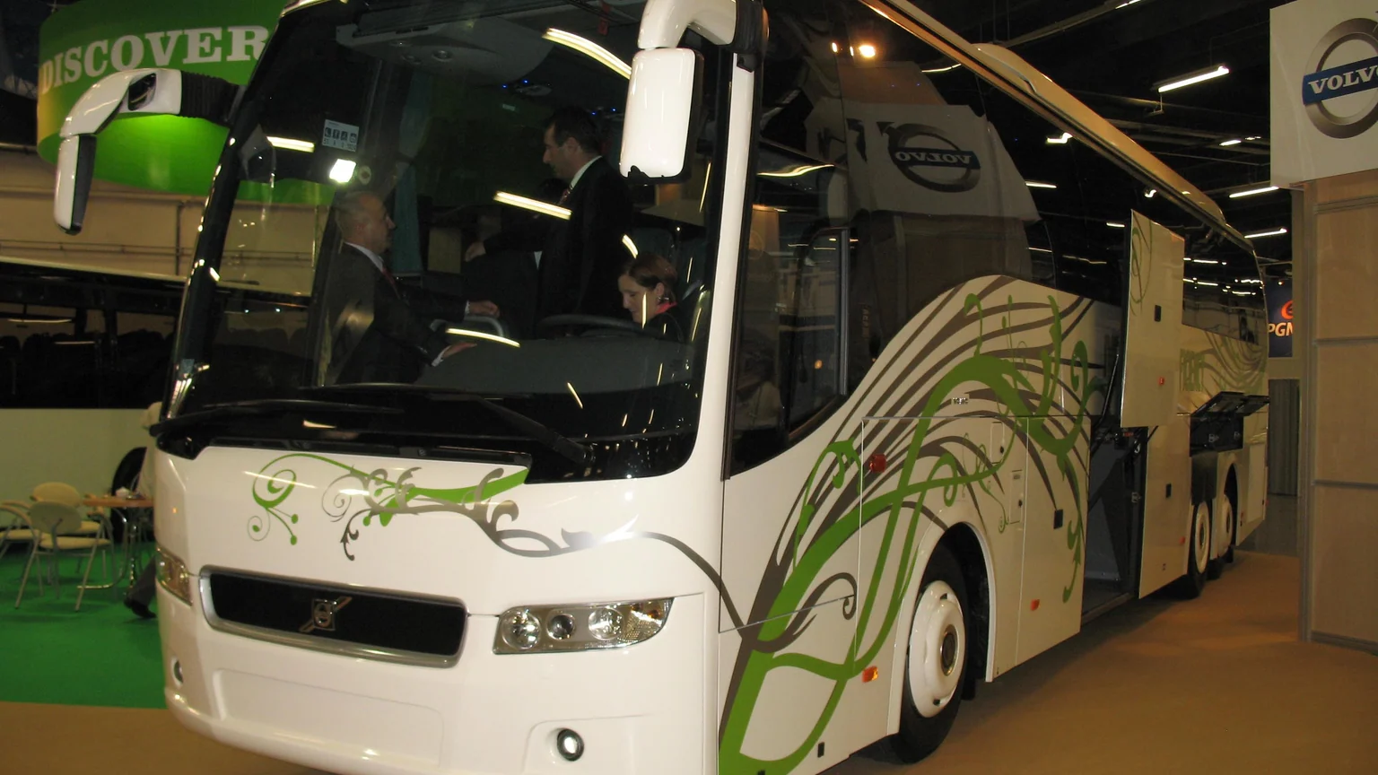 Volvo 9700 6x2 - Transexpo 2009.jpg