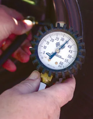 Handheld tire-pressure gauge with an analog dial